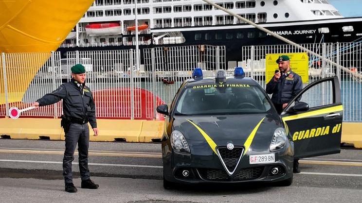 Controlli della guardia di finanza in porto