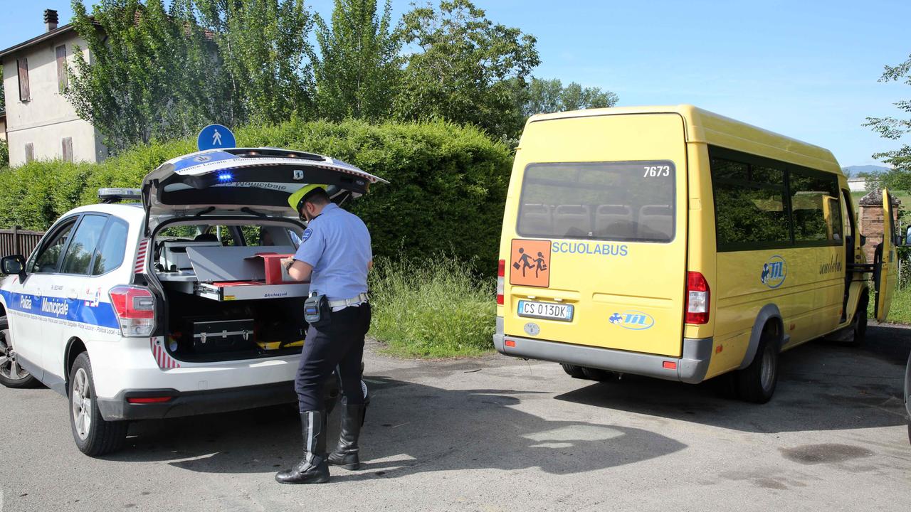 Reggio Emilia, paura per una scolaresca: il pullmino tampona un'auto