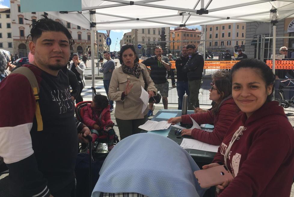 Senza residenza e con un figlio di cinque mesi: «Noi sgomberati non abbiamo un tetto dove vivere» 