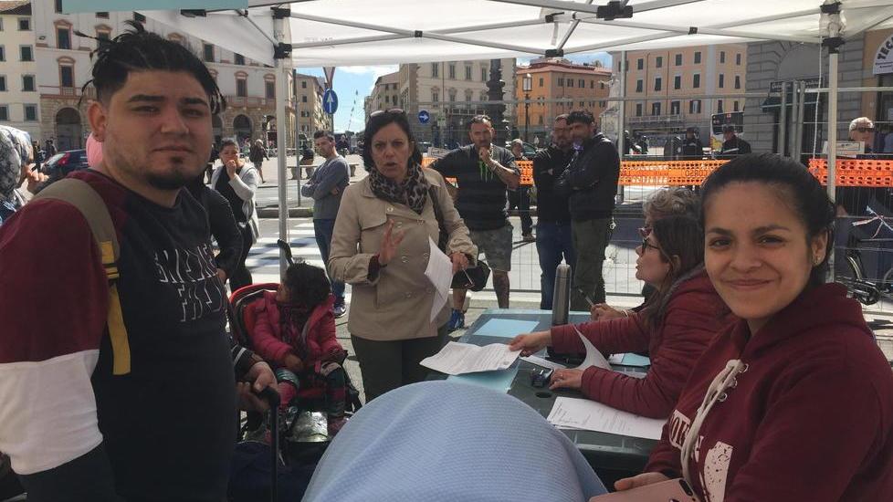 Senza residenza e con un figlio di cinque mesi: «Noi sgomberati non abbiamo un tetto dove vivere»