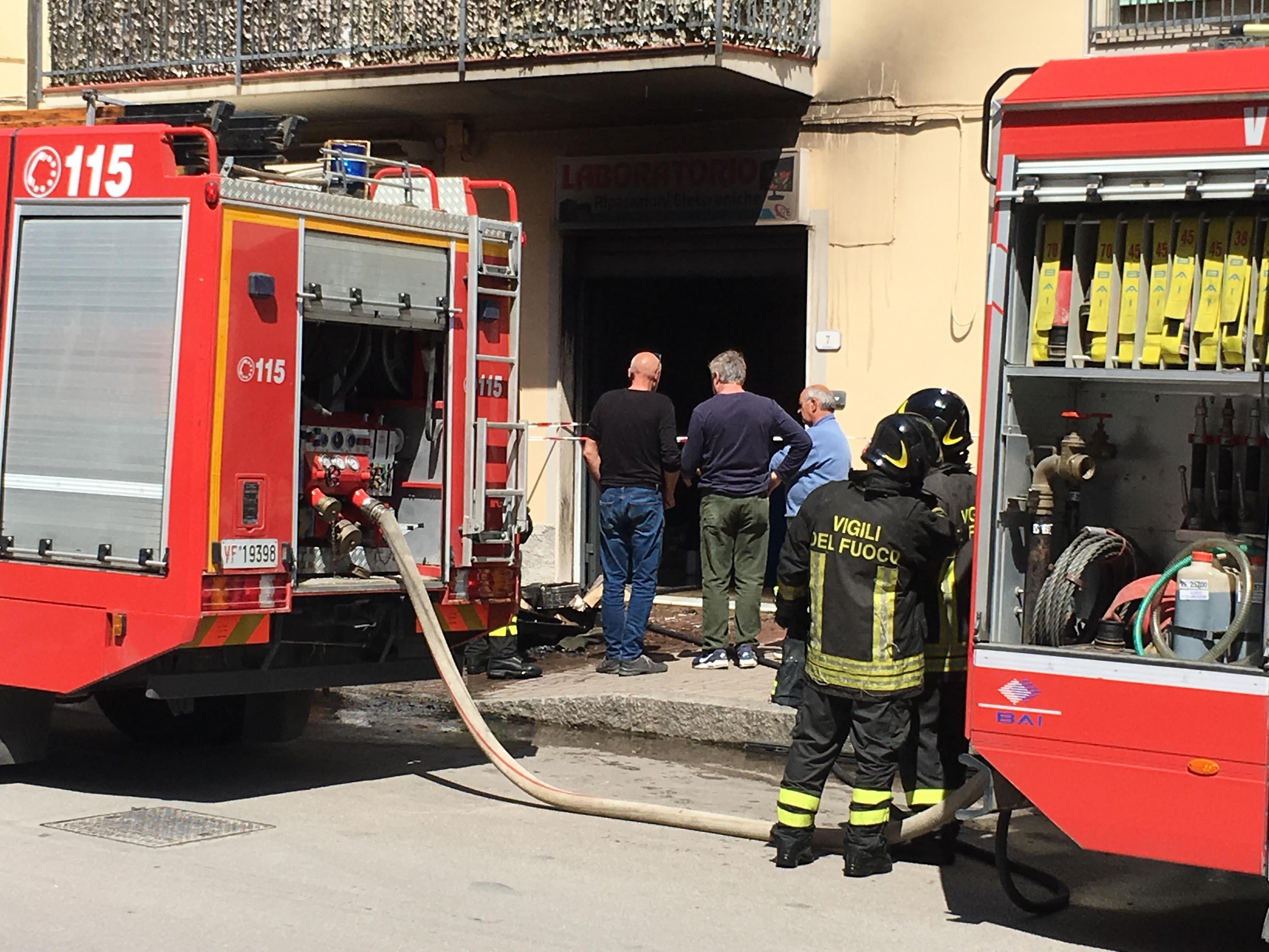 Il negozio andato a fuoco alla Sghinghetta