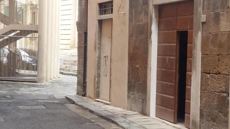 A destra l’edificio in ristrutturazione, a sinistra le scale antincendio del Verdi e sullo sfondo la Procura