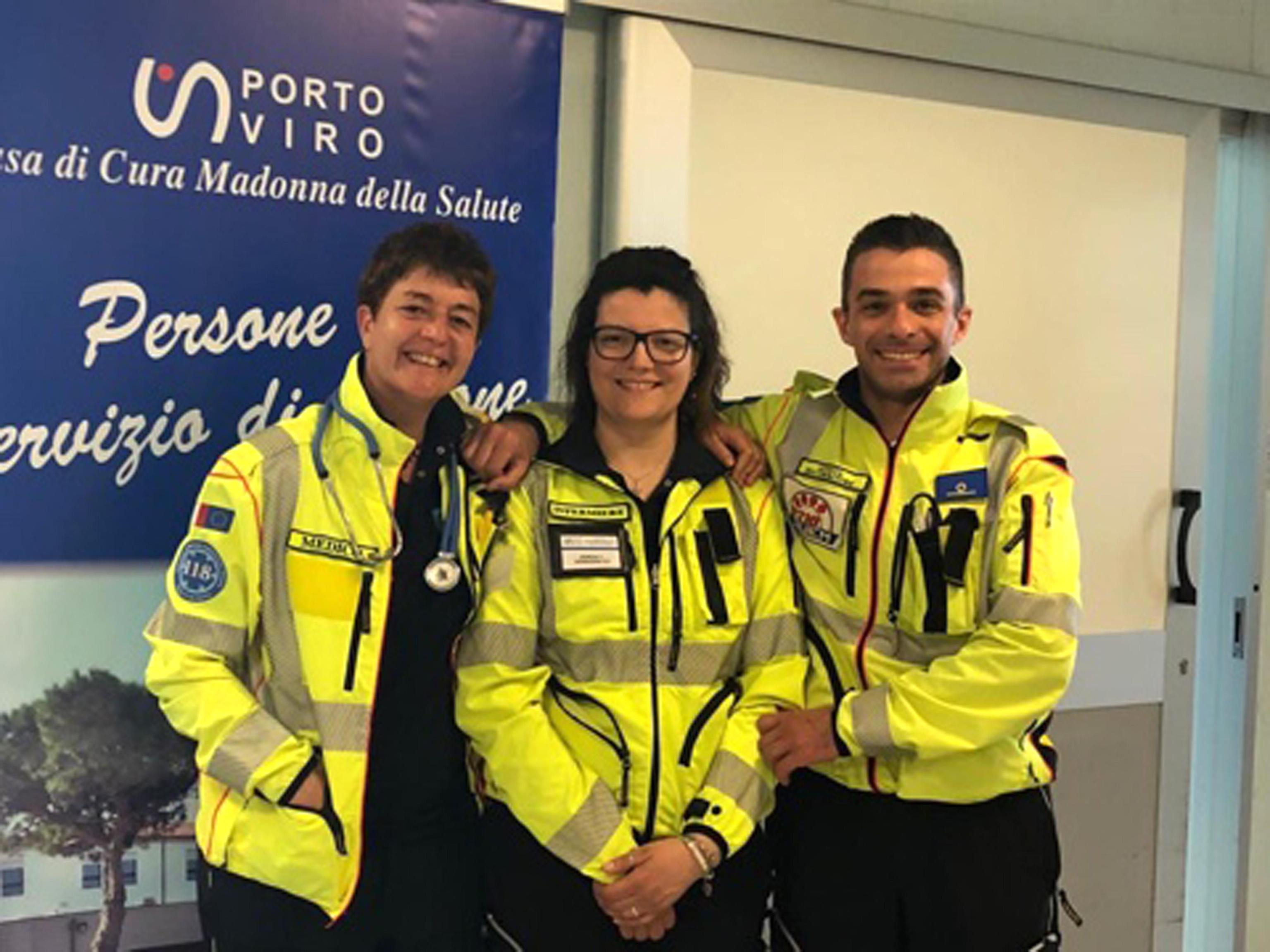 Da sinistra: Anna Tarabini, Giorgia Cavallaro e Marco Marangon, il medico, l'infermiera e l'autista dell'equipaggio del 118 che ha salvato la vita al neonato abbandonato a Rosolina