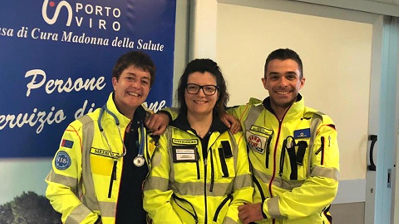Da sinistra: Anna Tarabini, Giorgia Cavallaro e Marco Marangon, il medico, l'infermiera e l'autista dell'equipaggio del 118 che ha salvato la vita al neonato abbandonato a Rosolina