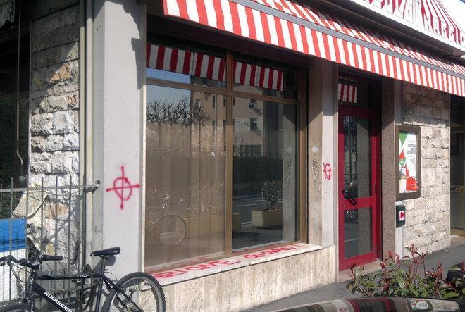 Scritte fasciste all’entrata del circolo Arci