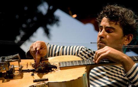 Angeli e la “strana” chitarra al Politeama 