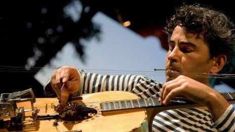 Angeli e la “strana” chitarra al Politeama