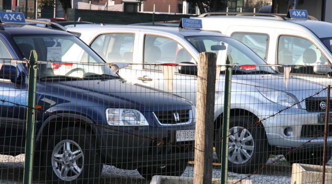 Auto di lusso nei piazzali. I pratesi temono il fisco 