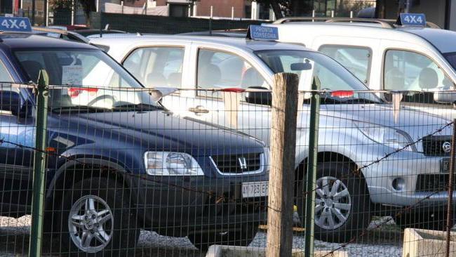 Auto di lusso nei piazzali. I pratesi temono il fisco