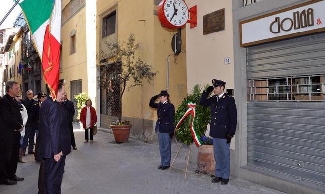 Corona in ricordo dell’agente ucciso 