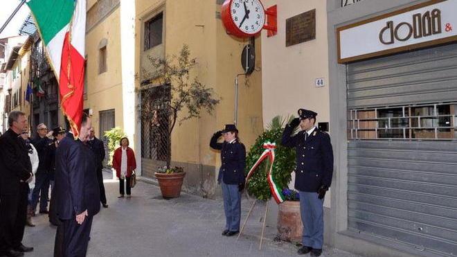 Corona in ricordo dell’agente ucciso