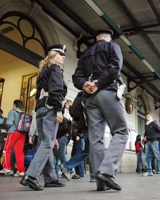 Palpeggia una ragazza alla stazione: arrestato