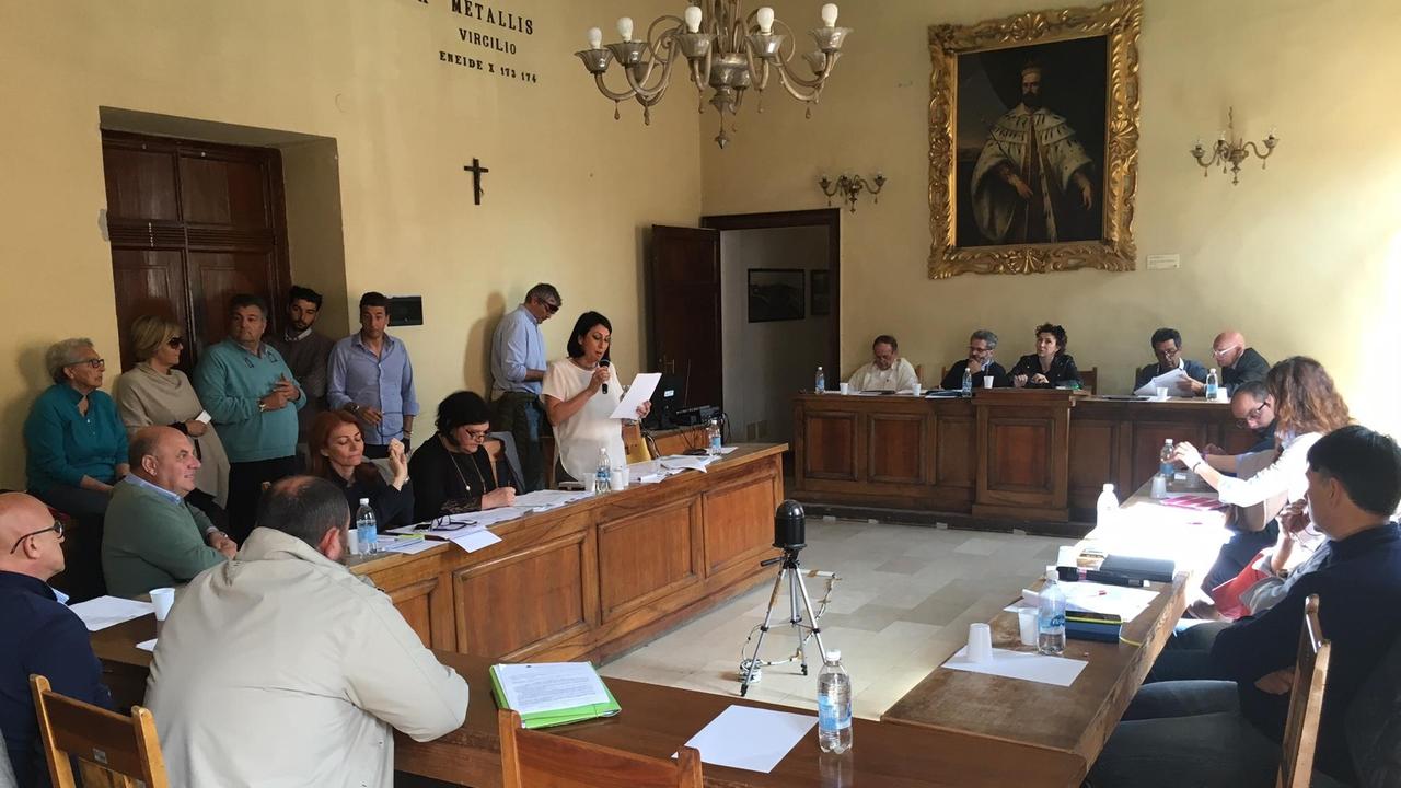 L’ultimo consiglio nel giorno delle elezioni: l’era Ferrari si chiude con il colpo di scena