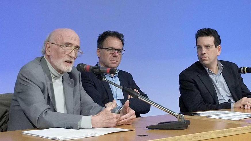 Da sinistra, al tavolo dell'incontro con la cittadinanza sul restyling dell'Arena: l'assessore all'urbanistica, Massimo Gringoli, il sindaco Michele Conti e l'assessore ai lavori pubblici Raffaele Latrofa (Foto di Fabio Muzzi)