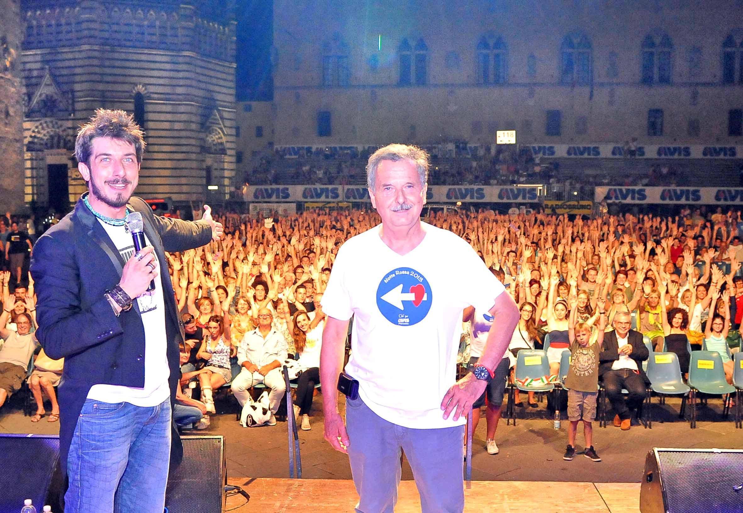 Paolo Ruffini insieme ad Igli Zannerini sul palco nella prima edizione della Notte Rossa (foto Gori)