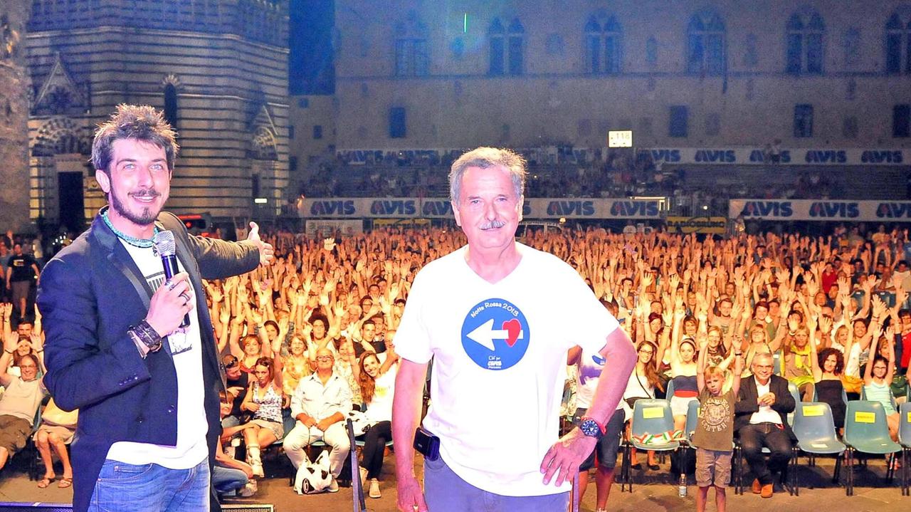 Paolo Ruffini insieme ad Igli Zannerini sul palco nella prima edizione della Notte Rossa (foto Gori)