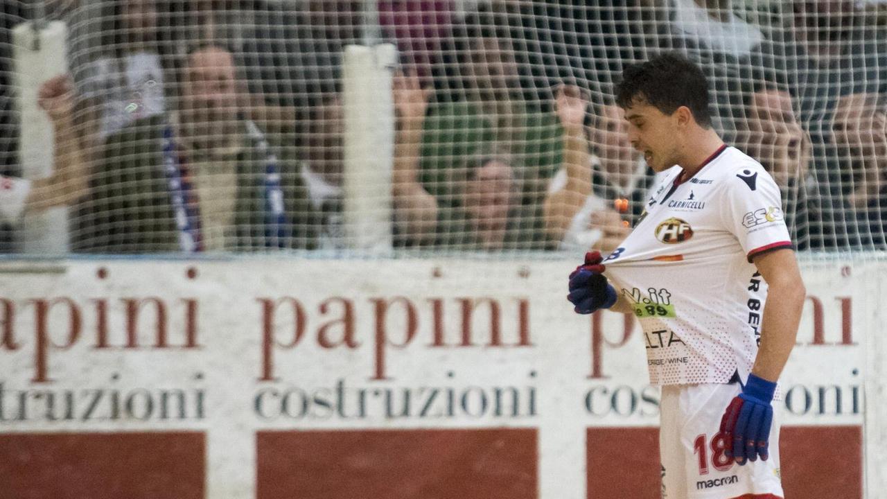 Casas esulta dopo uno dei suoi tre gol al Cgc Viareggio (foto Gabriele Baldi)