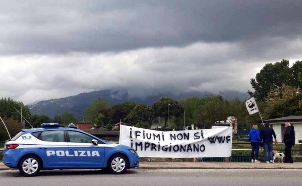 «Costruzione sull’alveo» Arriva anche la polizia e interrompe i lavori