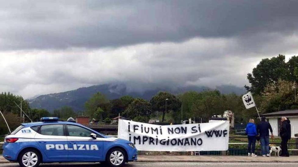 «Costruzione sull’alveo» Arriva anche la polizia e interrompe i lavori