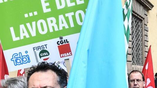 Diamanti a prezzi gonfiati bancari e clienti in piazza per chiedere rispetto