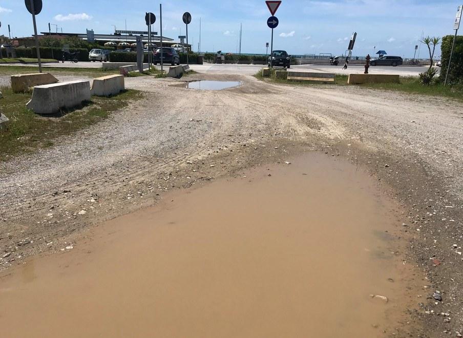 Degrado e sabbia alla rotonda del viale di Torre del Lago