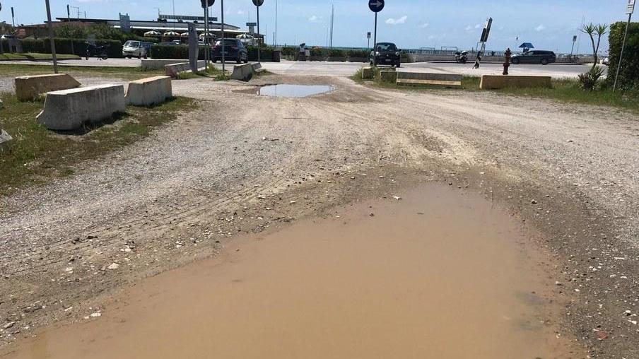Degrado e sabbia alla rotonda del viale di Torre del Lago