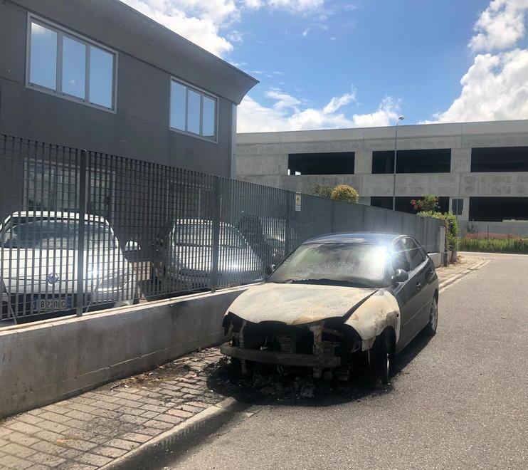 Incendiano un’auto dando fuoco alla carta trovati gli inneschi