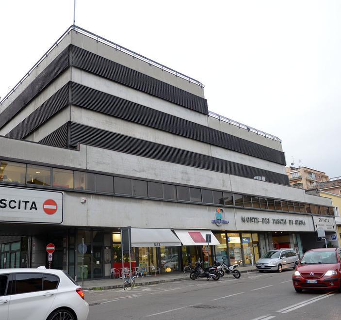 Garage Ferrari, i vicini insistono «Annullate l’atto del Comune» 