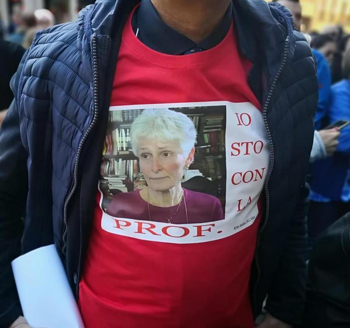 Solidarietà alla prof sospesa dagli insegnanti del liceo