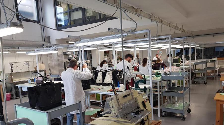 Settanta assunzioni nella pelletteria che arriverà a 300 dipendenti: dieci servono subito