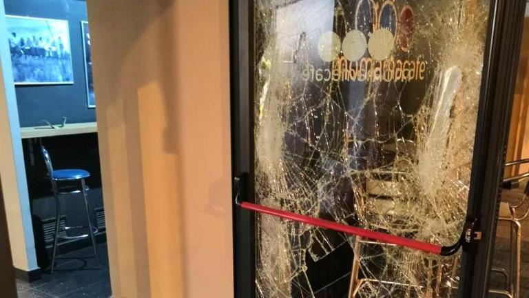 La vetrata del bar Momama di Montecavolo infranta dai ladri