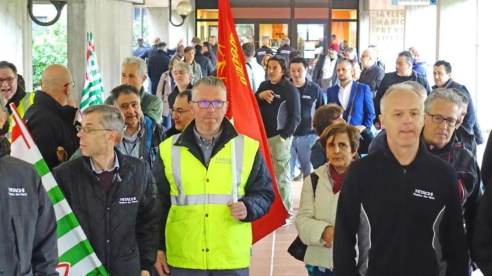 Amianto, la burocrazia blocca le pensioni di centosettanta lavoratori della Hitachi