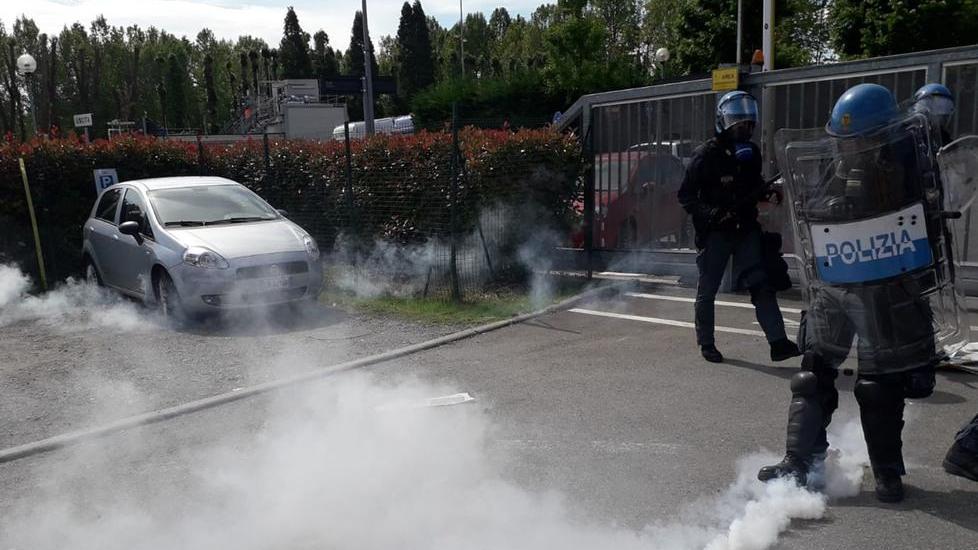 Scioperi e nuovi disordini a Italpizza Lacrimogeni e cariche
