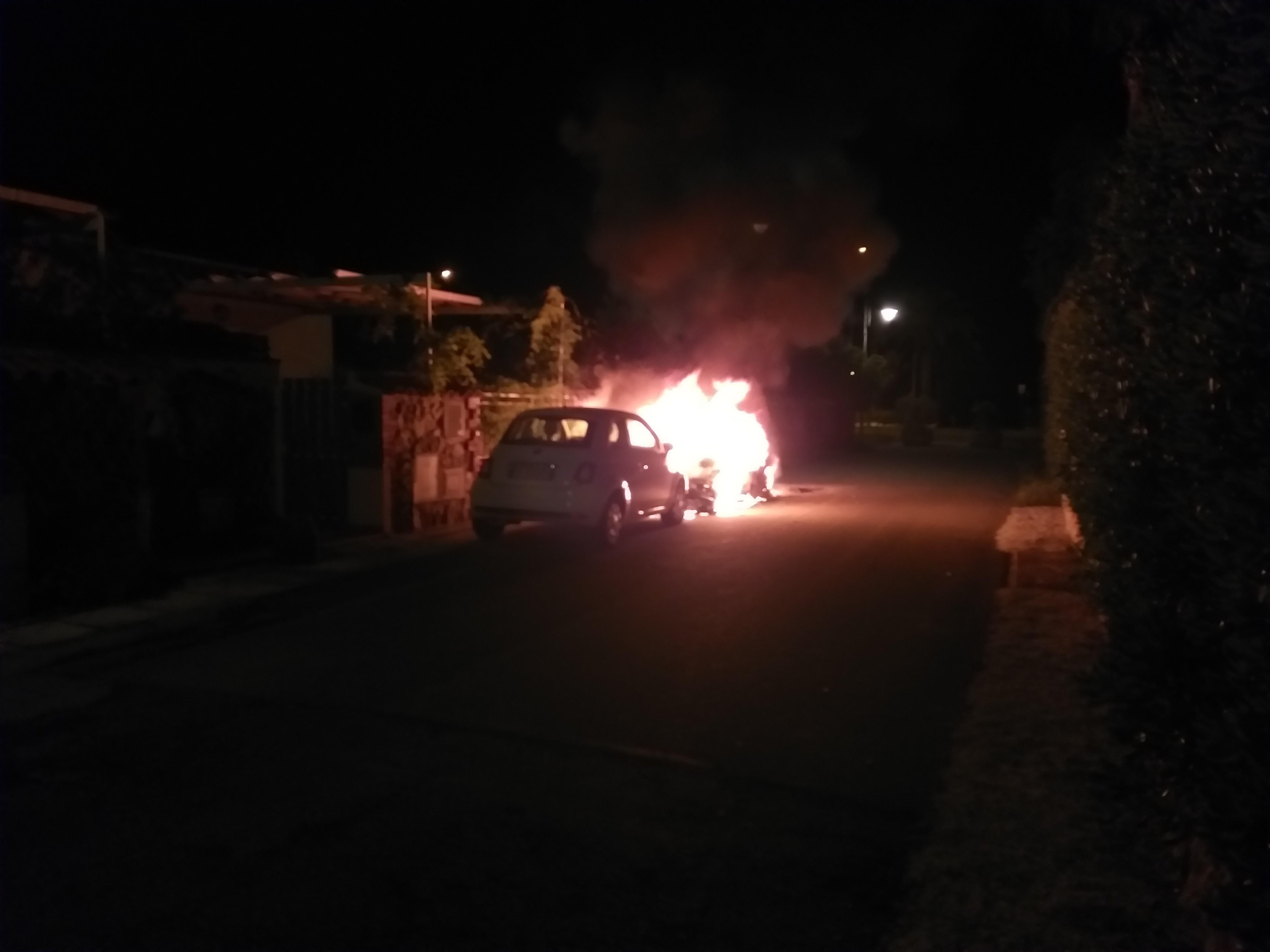 Il piromane della Versilia colpisce ancora: bruciate due auto - Video