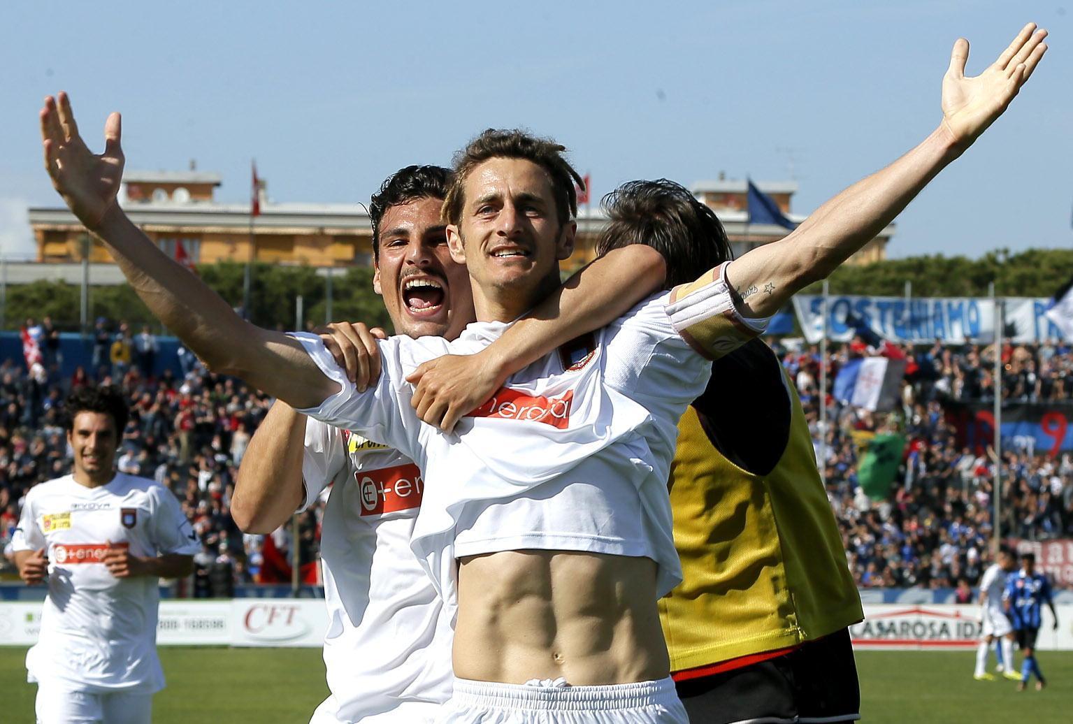 Federico Vettori, braccia al cielo, dopo la rete realizzata all'Arena Garibaldi nel derby contro il Pisa dell'aprile 2016 (Foto di Fabio Muzzi)