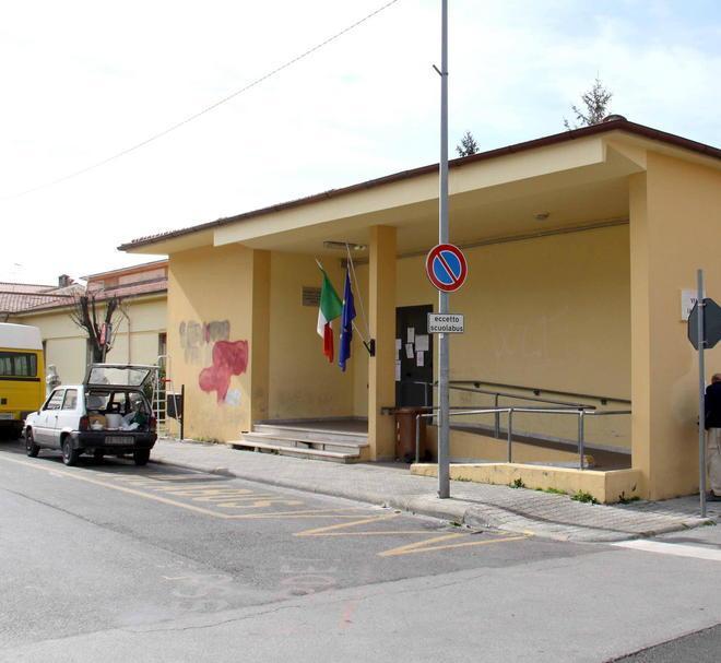 Offese e oscenità sul muro della scuola 