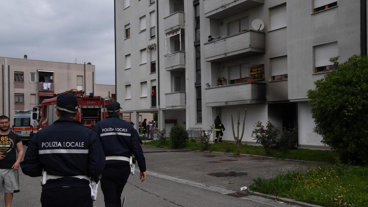Polizia municipale e vigili del fuoco al lavoro per l'incendio a Pontedera