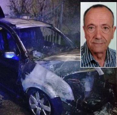 L’auto bruciata da due ragazzi vittime del pensionato; nel riquadro Piero Costia
