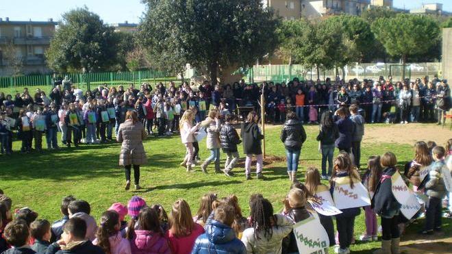 Alla scuola Altobelli un piccolo noce in ricordo di Azzare
