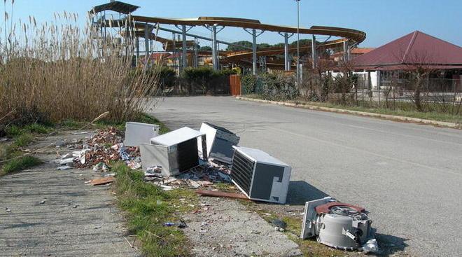 Una discarica dietro l’Acquapark 