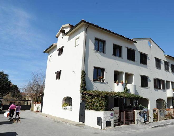 Va a cena con la famiglia e gli svaligiano la casa 