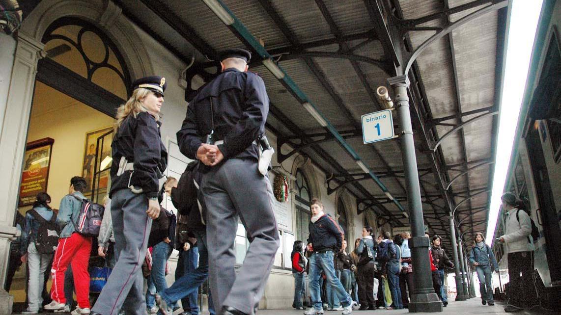 Senza biglietto, offende e spintona controllori e poliziotti