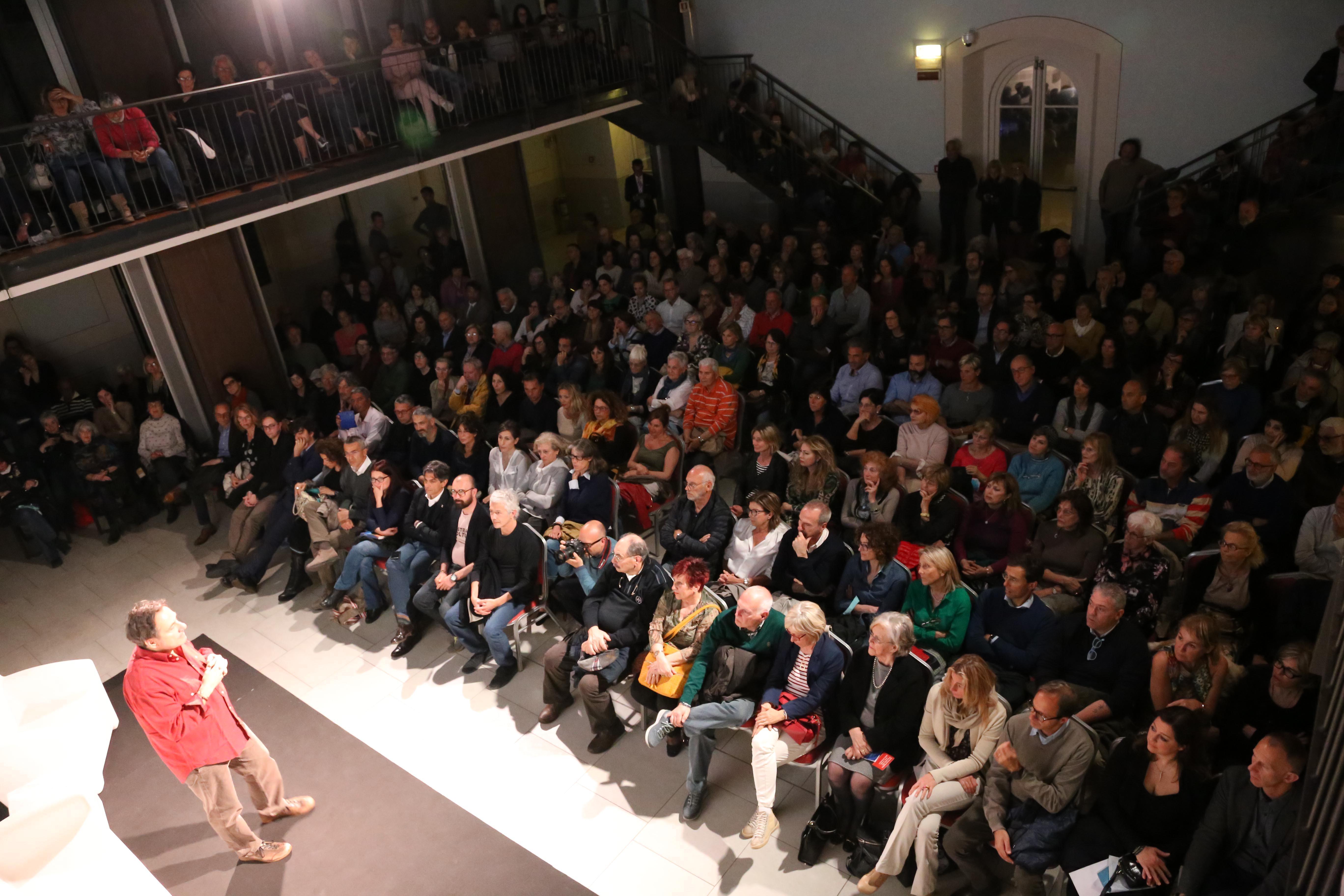 Livorno e l’ambiente da salvare, la scienza fra teatro e cabaret fa il tutto esaurito 