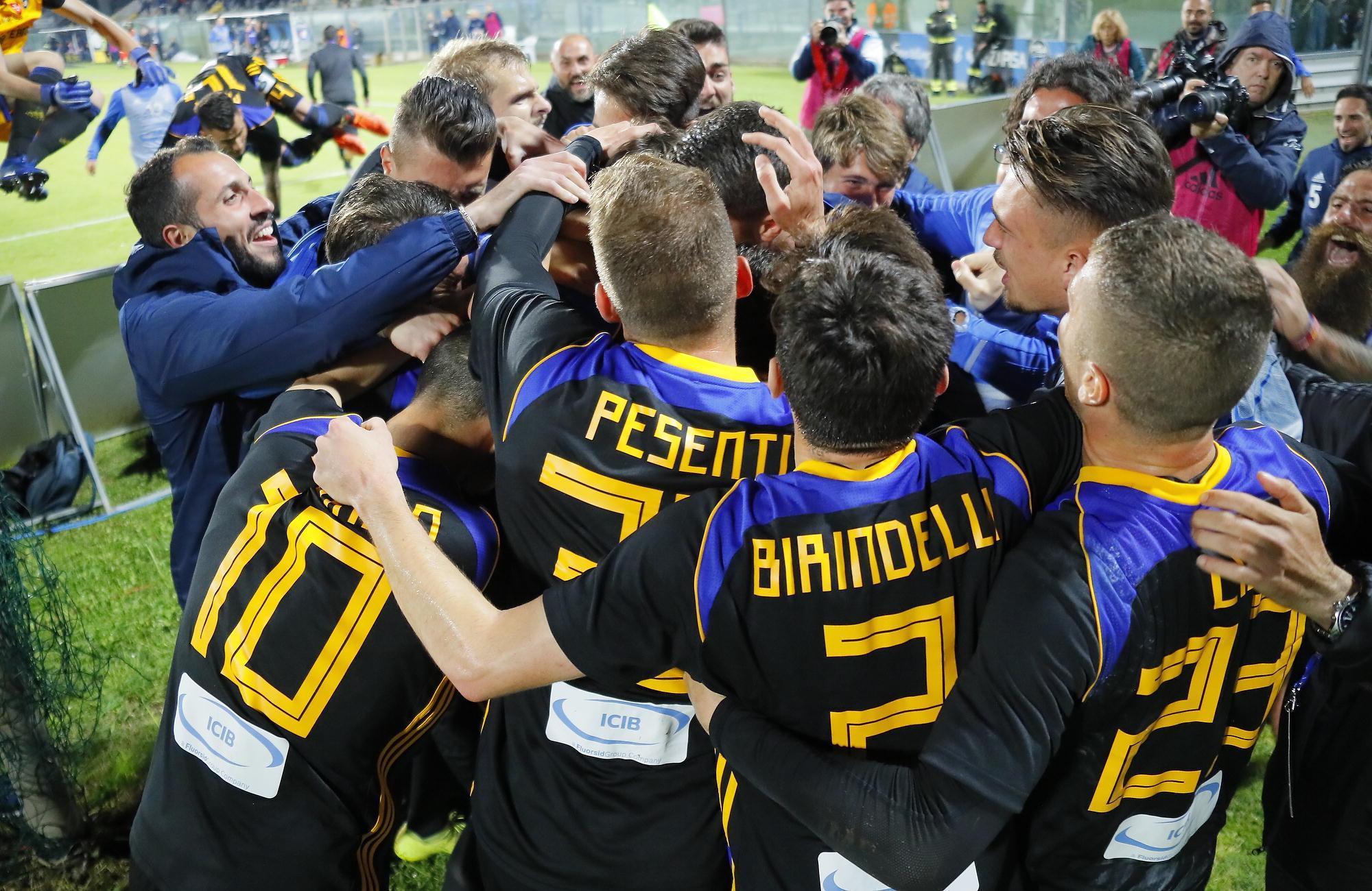 I nerazzurri festeggiano Gucher dopo il 2-1