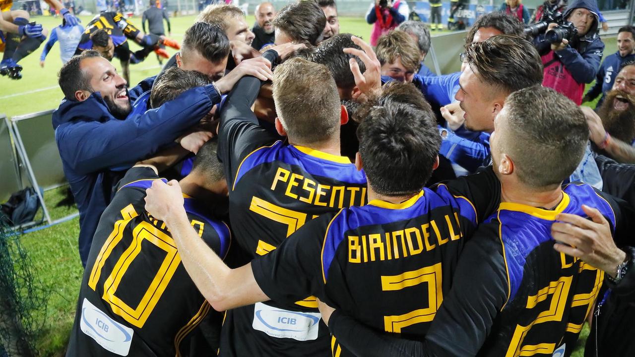 I nerazzurri festeggiano Gucher dopo il 2-1
