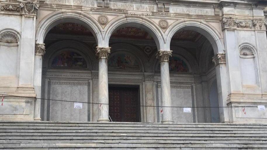 Massa, Cattedrale “incatenata” contro il degrado da movida