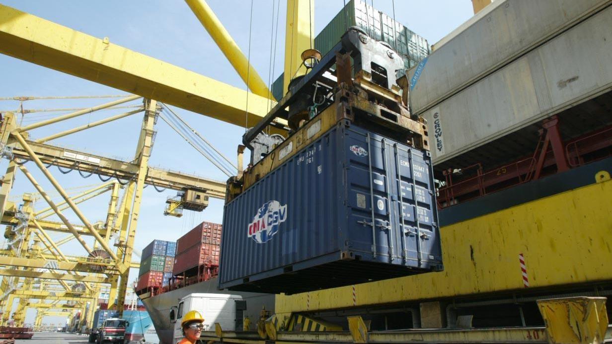 Al lavoro in Darsena Toscana nel porto di Livorno