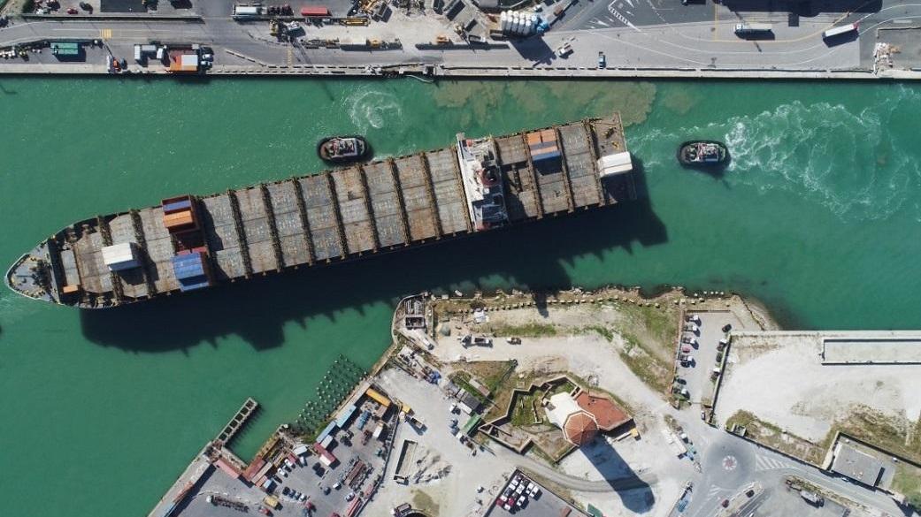 Una nave portacontainer nel canale d'accesso al terminal container