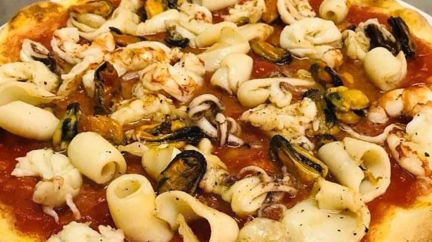 Vade retro surgelati: «Frutti di mare spadellati e cosparsi sulla pizza»