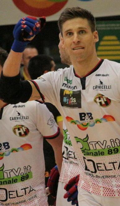 L'esultanza di Ambrosio dopo un gol al Cgc Viareggio